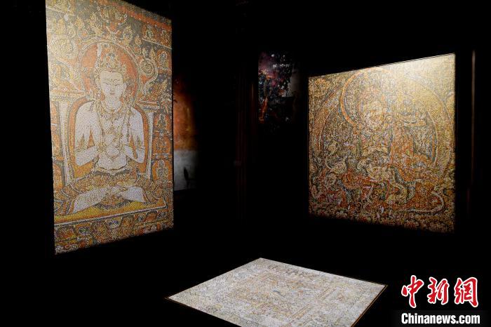3月31日，觀眾欣賞展覽中的作品?！±盍?攝