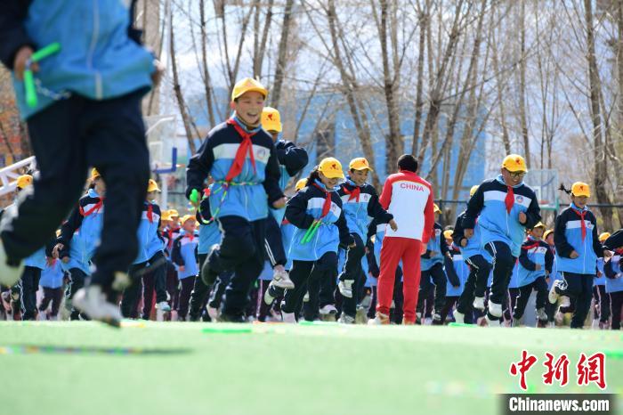 圖為學生在跳繩教練齊景龍的指導下做準備運動。　貢嘎來松 攝