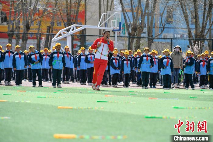圖為學生在跳繩教練齊景龍的指導下做準備運動。　貢嘎來松 攝