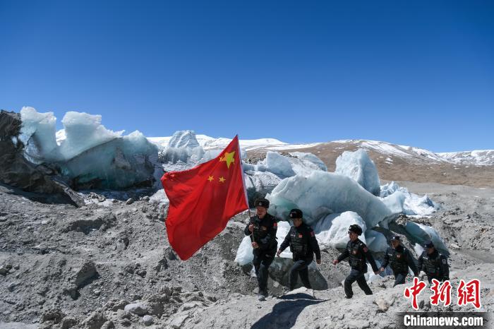4月5日，普瑪江塘邊境派出所民輔警巡邏至四零冰川附近。　江飛波 攝