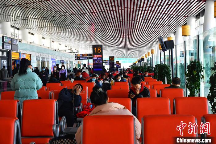 圖為旅客在機(jī)場(chǎng)候機(jī)室等待登機(jī)。　周航 攝