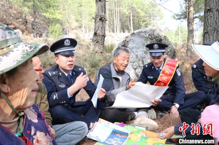 圖為竹瓦根邊境派出所民警為轄區群眾宣講森林防火常識。　竹瓦根邊境派出所 供圖