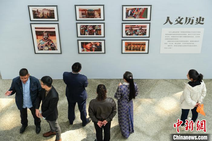 圖為觀眾觀看展覽。