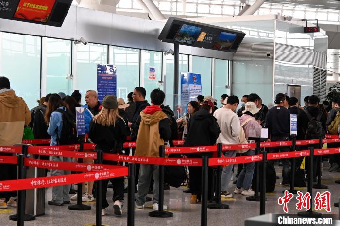 圖為“五一”期間，拉薩貢嘎機場旅客密集出行?！≡黝D珠 攝