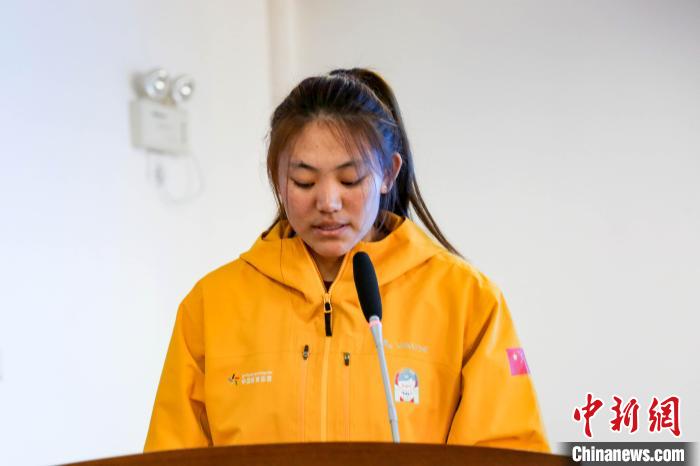 運動員代表擁青拉姆發言。　貢確 攝