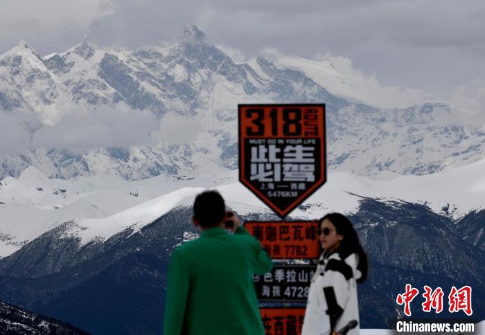 圖為5月14日，西藏林芝色季拉山觀景臺，游客遠眺南迦巴瓦峰。　　李林 攝