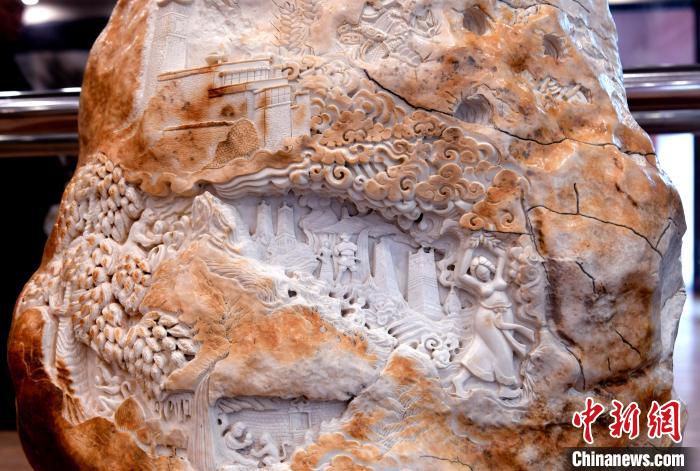 圖為5月16日，展覽中的漢白玉雕作品《猴子變?nèi)恕贰！±盍?攝