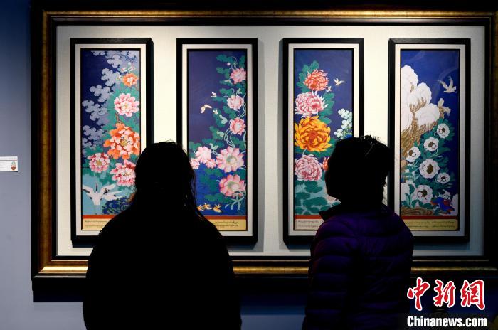 圖為5月16日，觀眾正在欣賞展覽中的新創(chuàng)唐卡作品。　李林 攝