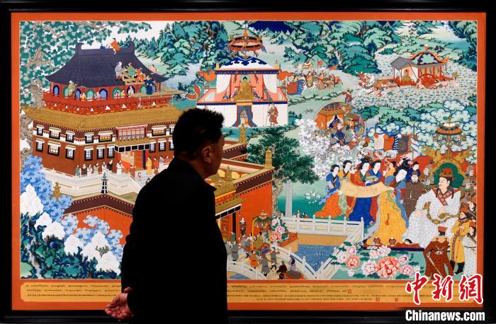 圖為5月16日，觀眾正在欣賞展覽中的新創(chuàng)唐卡作品。　李林 攝