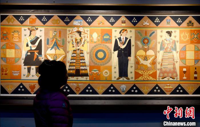 圖為5月16日，觀眾正在欣賞展覽中的新創(chuàng)唐卡作品。　李林 攝