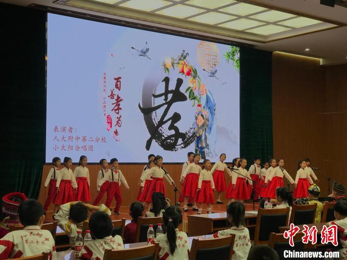 圖為中國人民大學附屬中學第二分校的小朋友們合唱。　陳建新 攝