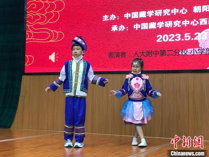 圖為中國人民大學附屬中學第二分校的小朋友們展示民族服飾。　陳建新 攝