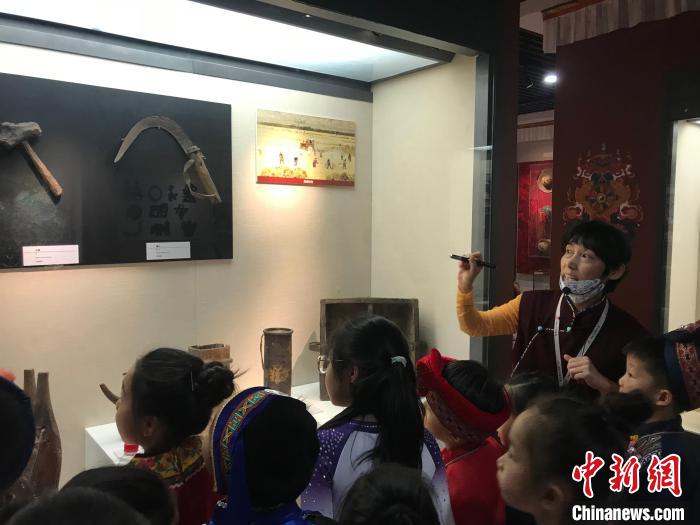 圖為中國人民大學附屬中學第二分校的小朋友們參觀“雪域星光——西藏傳統文化藝術展”。　陳建新 攝