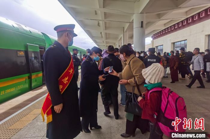 日喀則火車站工作人員引導乘客乘坐高原復興號。　斗山得 攝