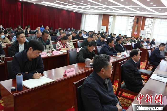 圖為專題黨課現場。　貢桑拉姆 攝