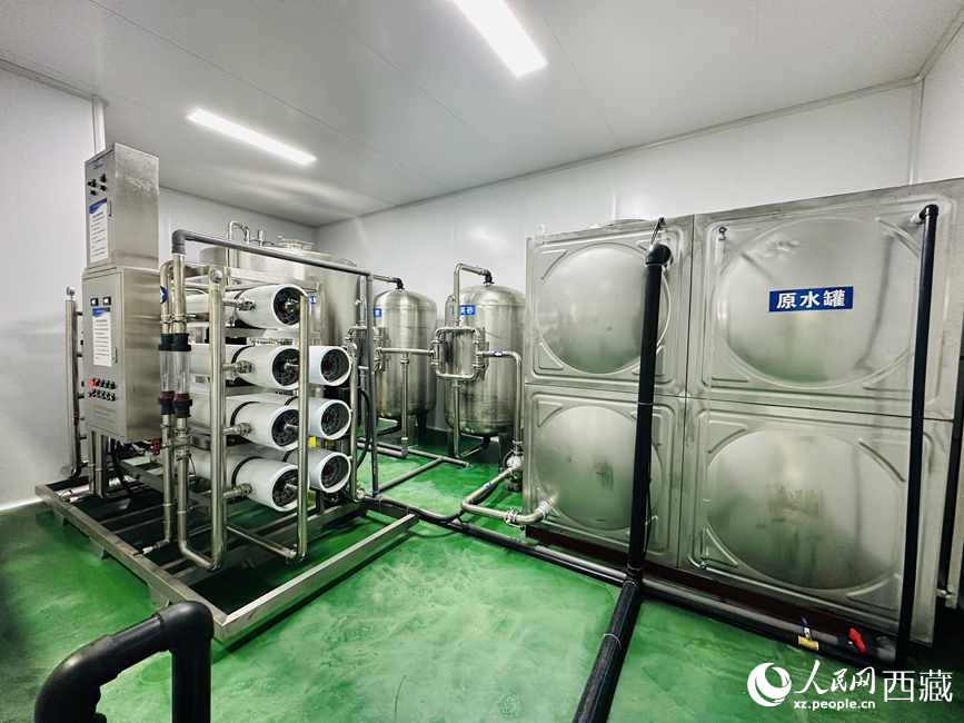 “色達牙泉”礦泉水（桶裝水）生產加工基地。人民網記者 次仁羅布攝