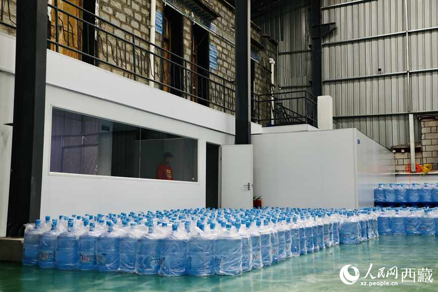 “色達牙泉”礦泉水（桶裝水）生產加工基地。人民網記者 次仁羅布攝