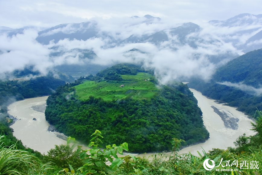 云海里的果果塘大拐彎。人民網(wǎng) 李海霞攝