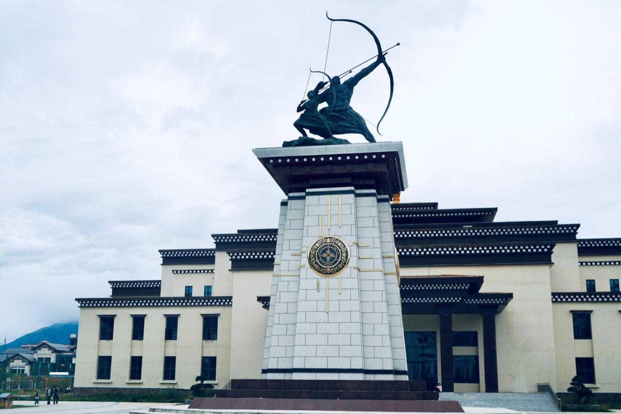 工布公園里的城市地標雕塑——畢秀之子。人民網記者 益西康珠攝
