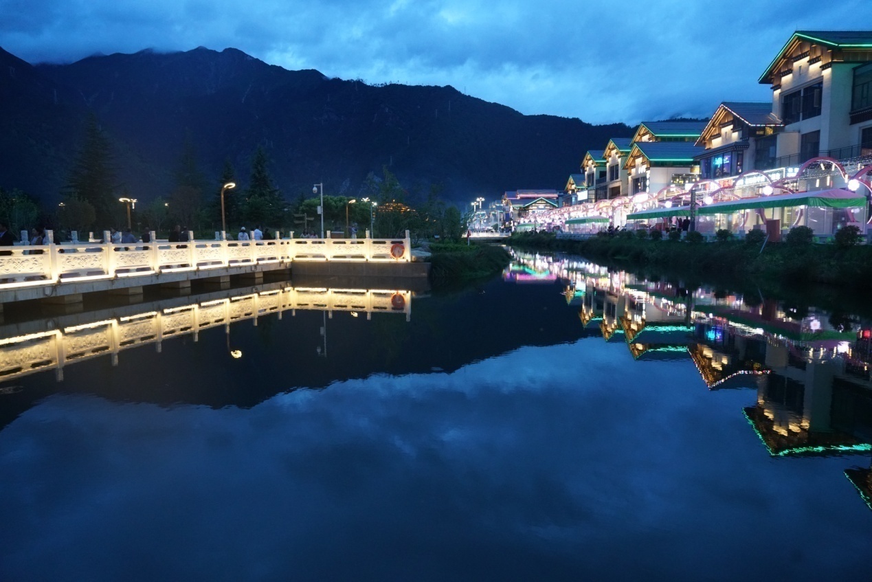 工布公園的夜景。人民網記者 益西康珠攝