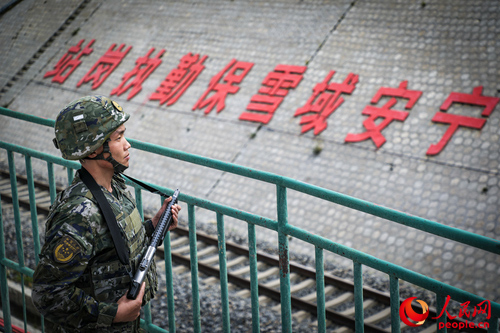 武警西藏總隊拉薩支隊執勤八大隊官兵在鐵路旁執勤。支翔宇 攝