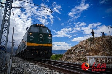武警西藏總隊拉薩支隊執勤八大隊官兵向駛過的火車行舉槍禮。張磊 攝
