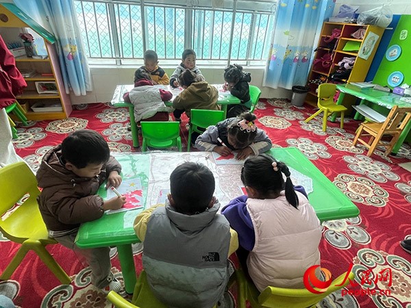 拉多村一所現代化幼兒園小班孩子們正在繪畫。張敏穎 攝