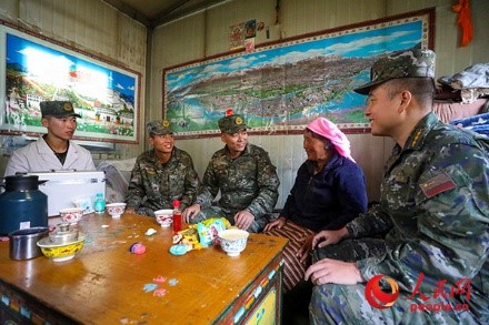武警西藏總隊拉薩支隊執勤八大隊官兵慰問藏族老人。何騰海 攝