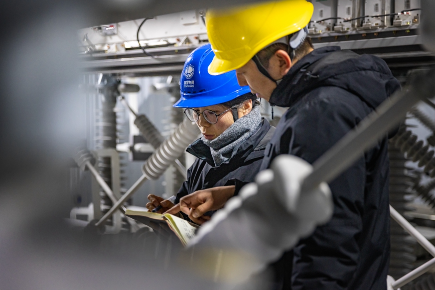 阿里地區首套電網側帶超容構網型SVG工程現場工作人員正在進行投運前設備位置檢查。趙清鵬攝