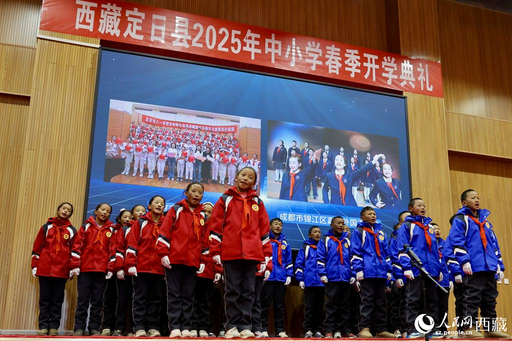 定日縣中小學生代表與北京市八一學校、成都市錦江區嘉祥外國語學校的師生一同唱響《把未來點亮》，迎來開學第一課。人民日報記者 鮮敢攝