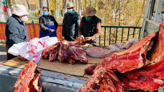 圖為市民正在買牛肉，本報記者 格桑倫珠攝(3737723)-20221201105107(1).jpg