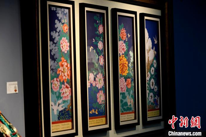 圖為5月16日，展覽中新創唐卡作品《四季花》?！±盍?攝