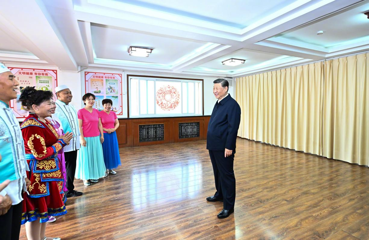 6月19日下午，習(xí)近平總書記在銀川市金鳳區(qū)長城花園社區(qū)活動(dòng)室考察時(shí)，同社區(qū)居民親切交流。